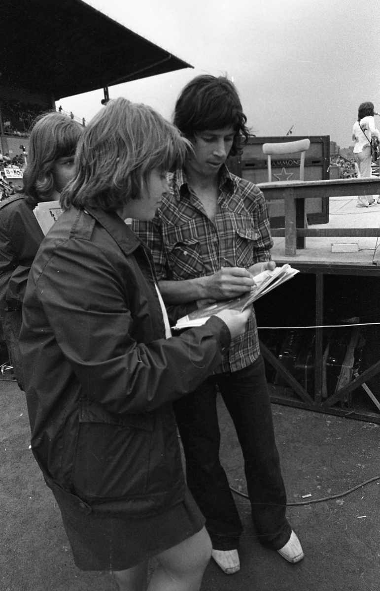 DVTK-stadion, Rockfesztivál, Bródy János autogramot ad ifjúgárdistáknak. Fortepan / Urbán Tamás